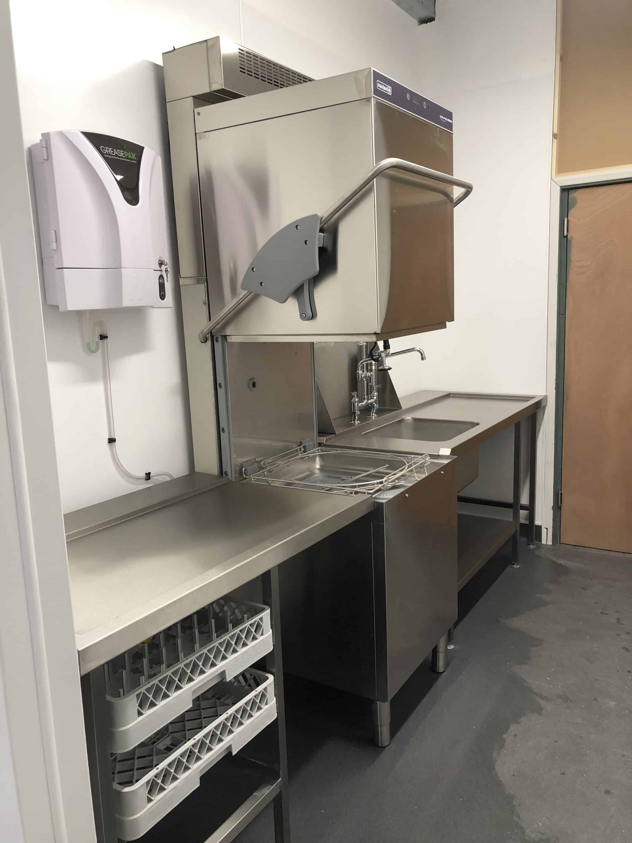 Hood dishwasher with Greasepak system at Unita Quattro