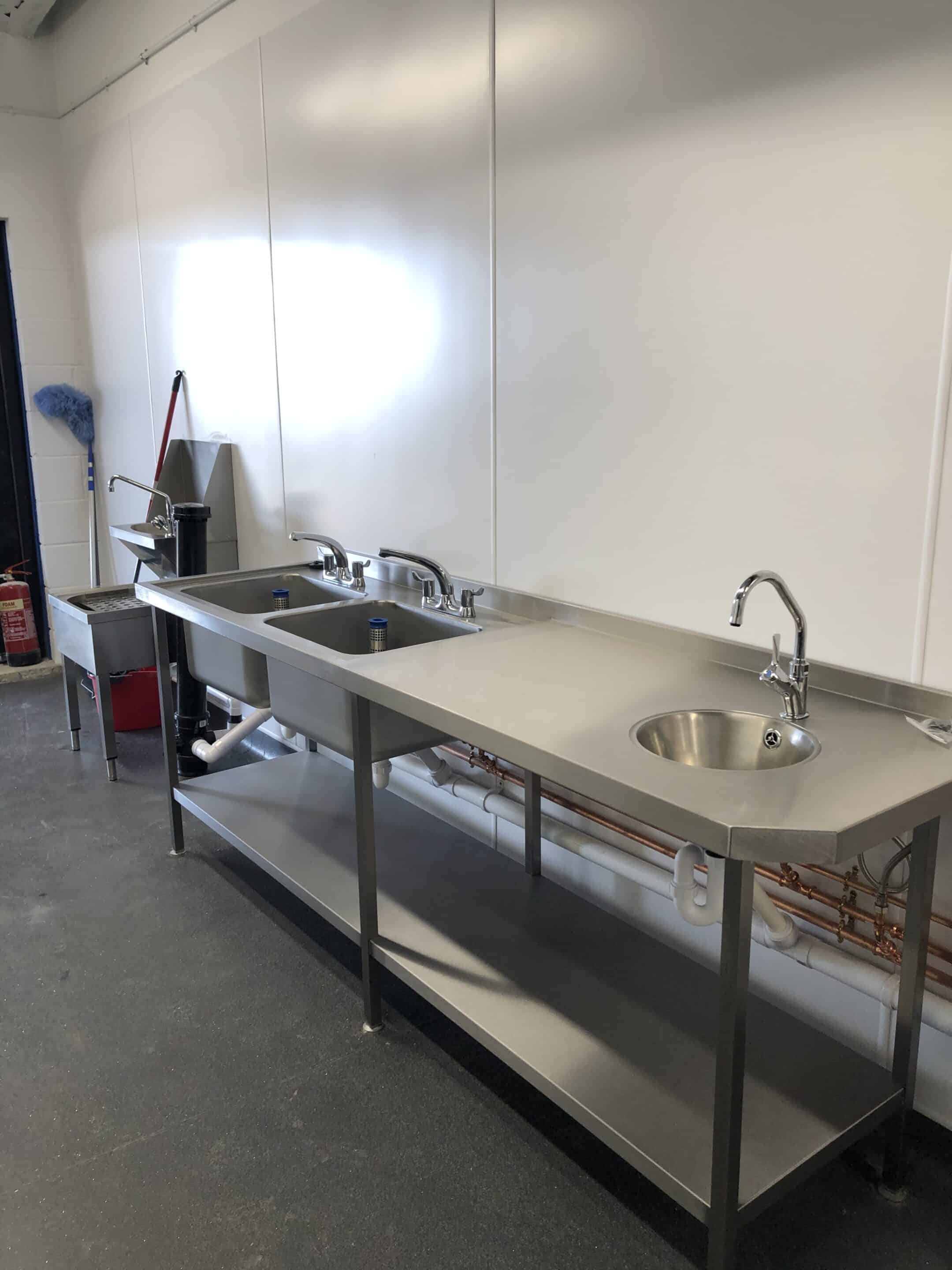 Prep area double sink and handwash at Unita Quattro